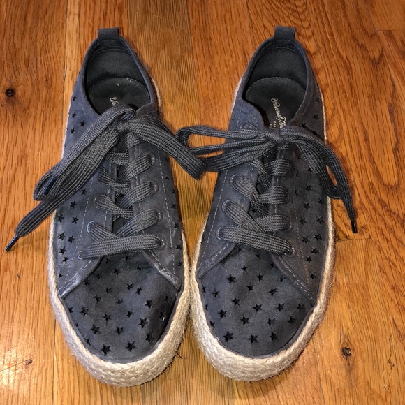 Women’s Universal Thread lace up canvas shoes - Picture 2 of 8